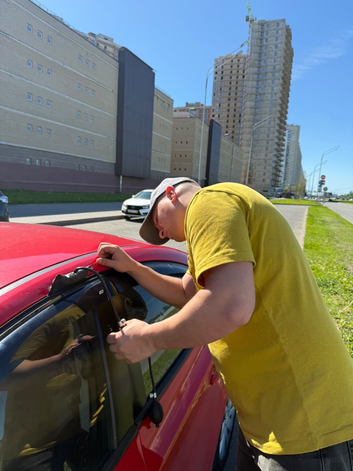 Аварийное вскрытие автомобиля мастером в Янино-1